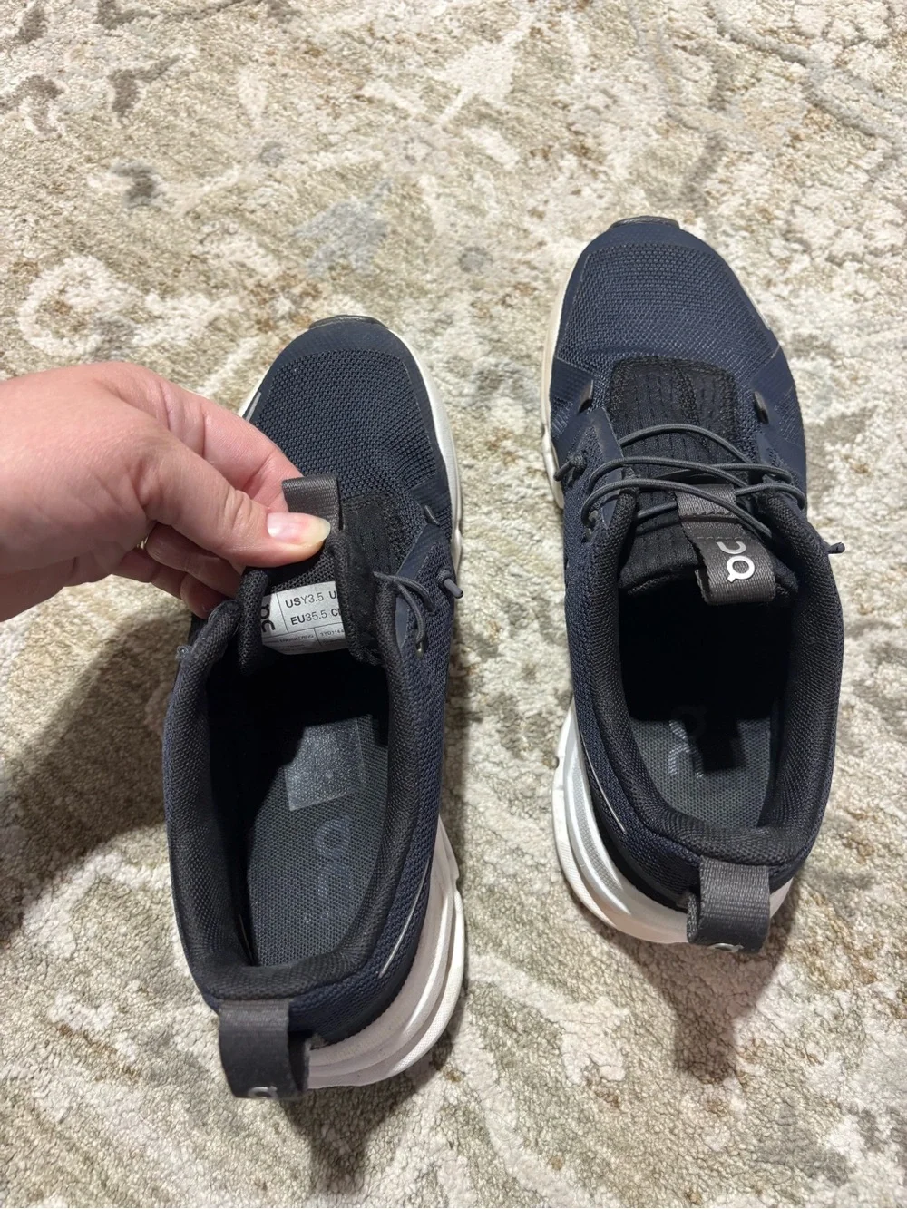 On Running Cloud kids boys Running Shoes - Navy/White size 3.5 youth